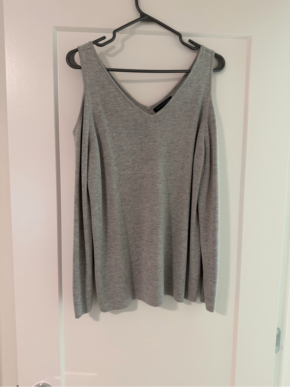 Banana Republic Gray V-Neck Cold-Shoulder Sweater